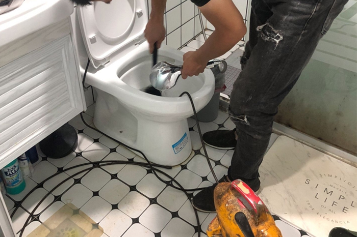 工业园区马桶堵塞自己疏通还是找师傅？专业上门服务让你省时更省心