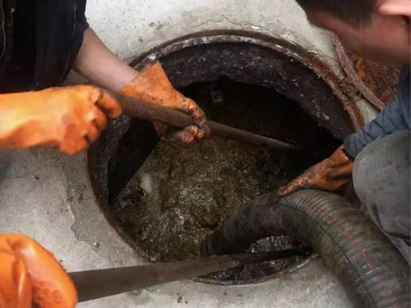 工业园区清理化粪池时如何避免沼气的危害？